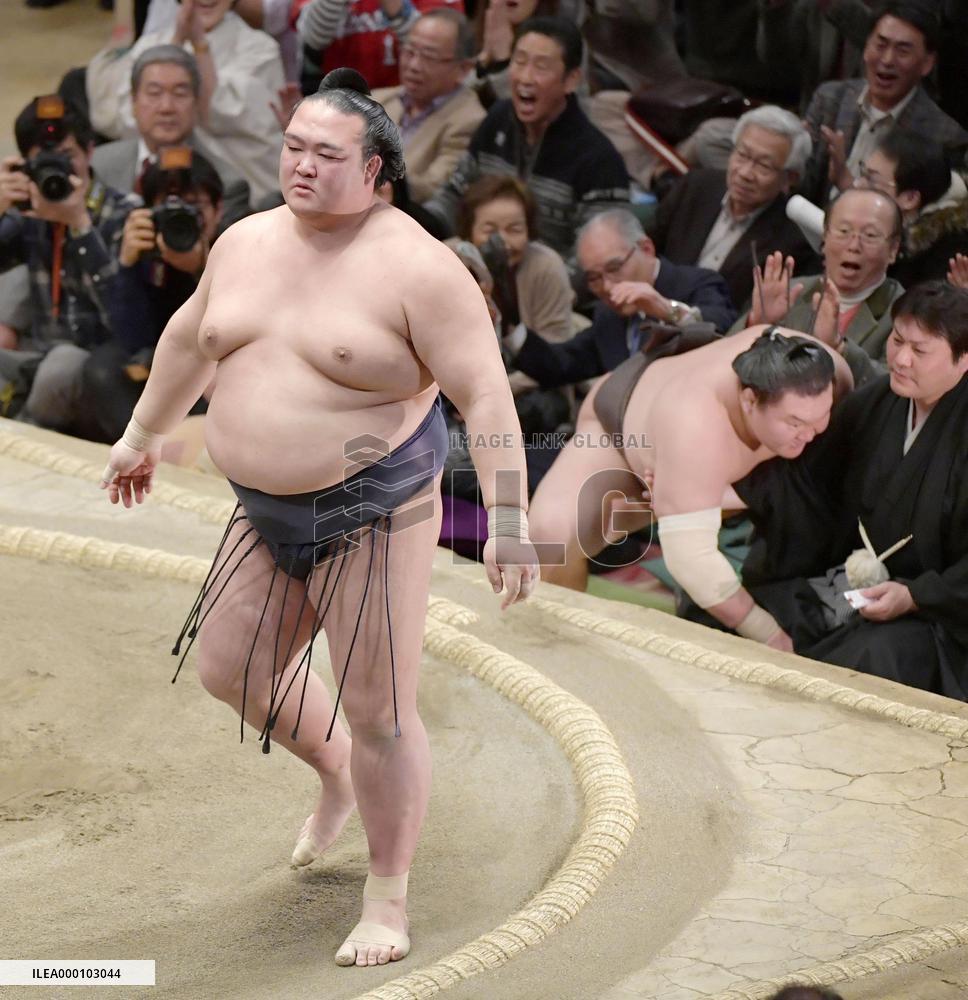 New Year champ Kisenosato beats Hakuho, set for yokozuna