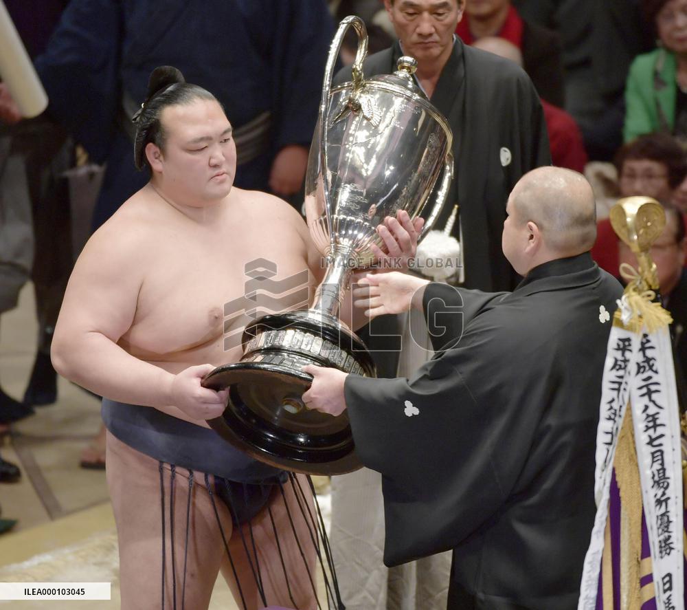 New Year champ Kisenosato beats Hakuho, set for yokozuna