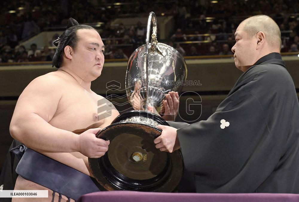 New Year champ Kisenosato beats Hakuho, set for yokozuna