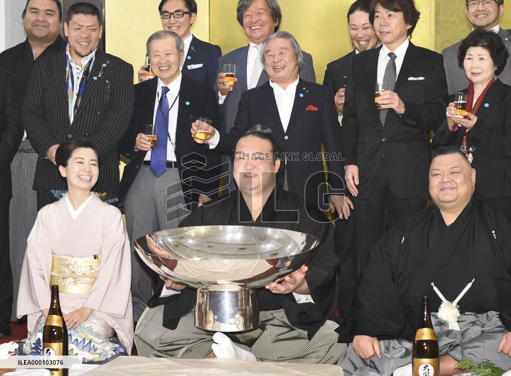 Sumo: New Year champ Kisenosato beats Hakuho, set for yokozuna