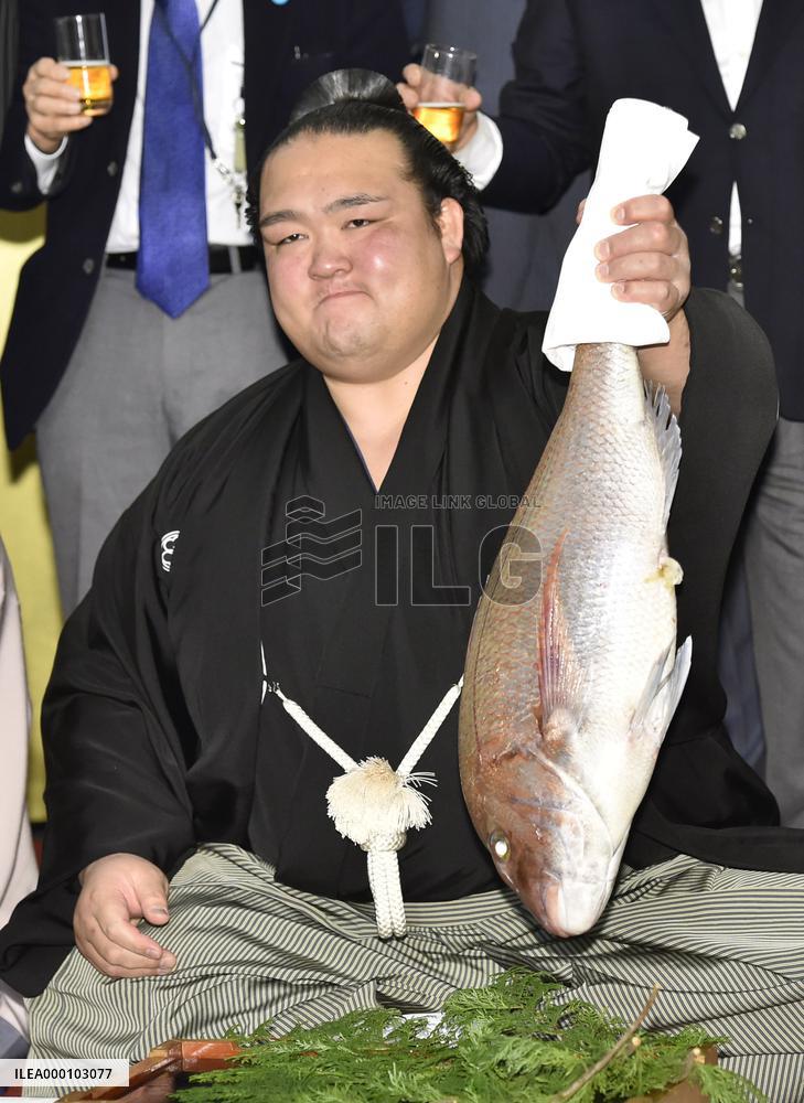 Sumo: New Year champ Kisenosato beats Hakuho, set for yokozuna