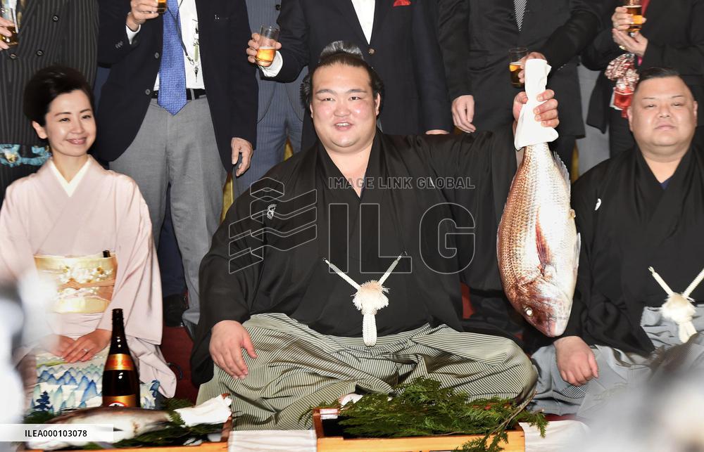 Sumo: New Year champ Kisenosato beats Hakuho, set for yokozuna