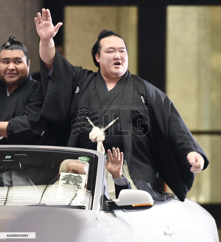 Sumo: New Year champ Kisenosato beats Hakuho, set for yokozuna