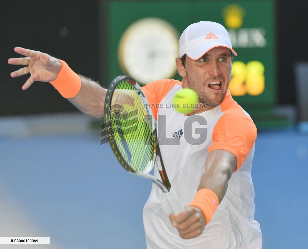 Tennis: Zverev upsets World No. 1 Murray at Australian Open