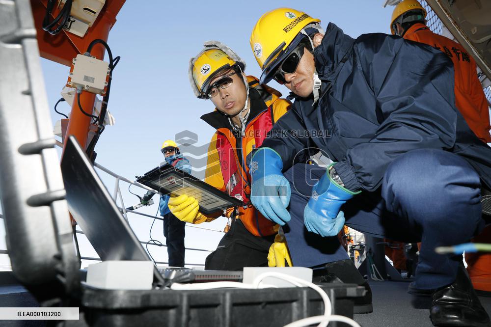Icebreaker Shirase involved in study on global warming