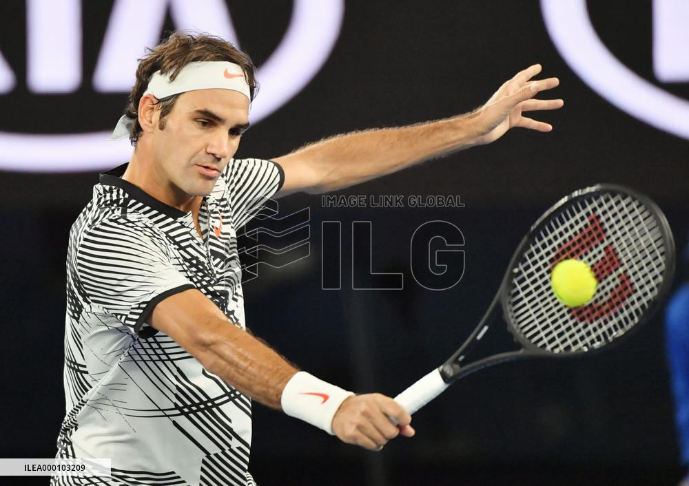Federer advances to Australian Open semifinal