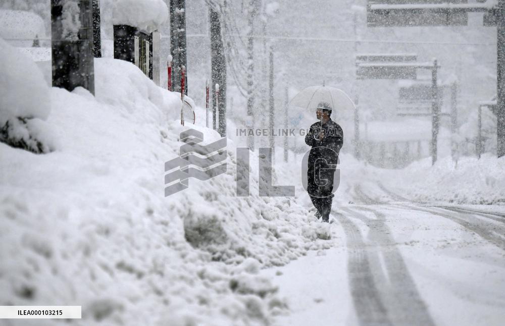 Heavy snow in western Japan