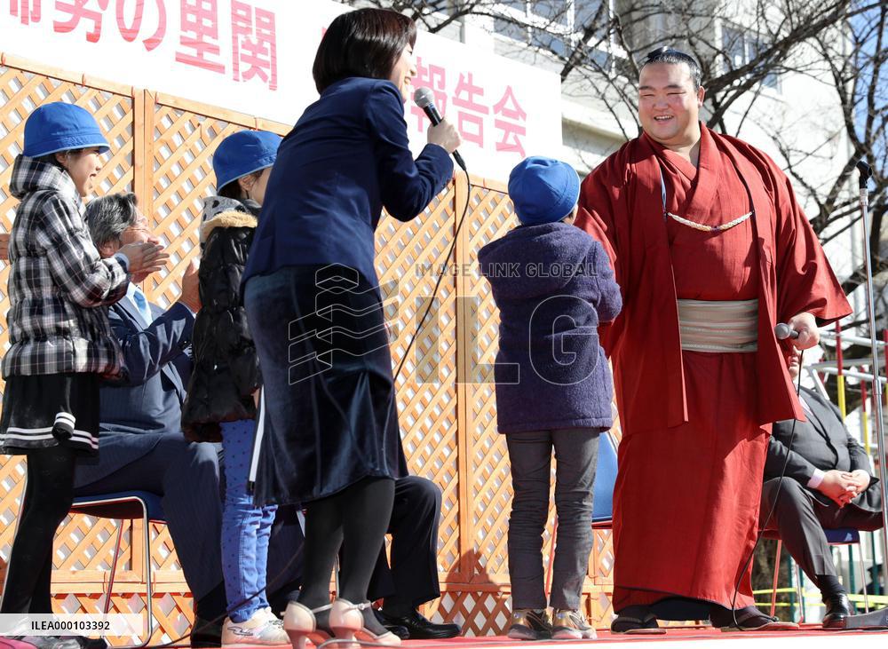 Yokozuna Kisenosato meets with elementary school kids