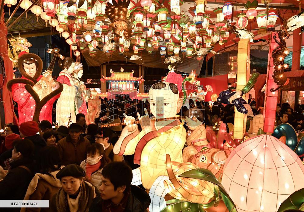 Lantern festival begins in Nagasaki