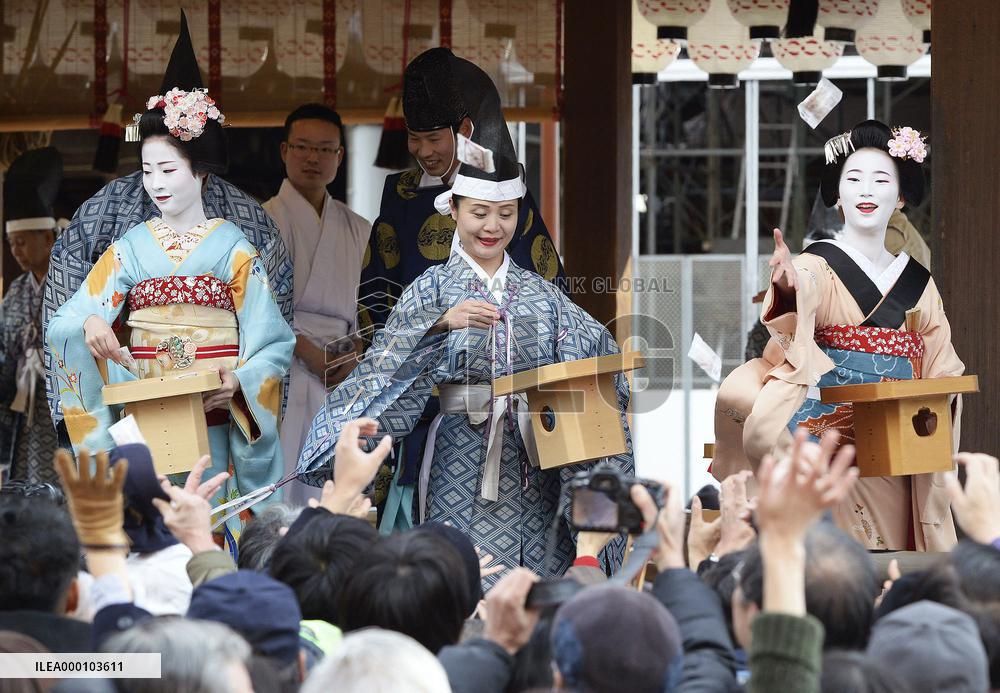 Maiko apprentice geisha scatter beans for good health