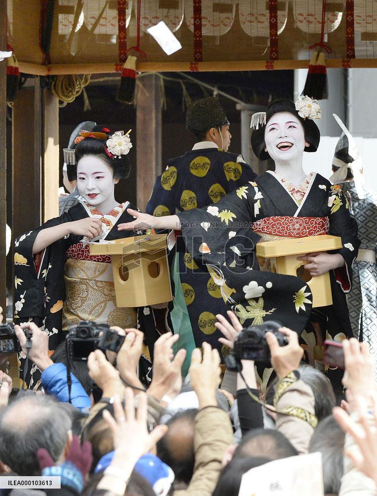Maiko apprentice geisha scatter beans for good health