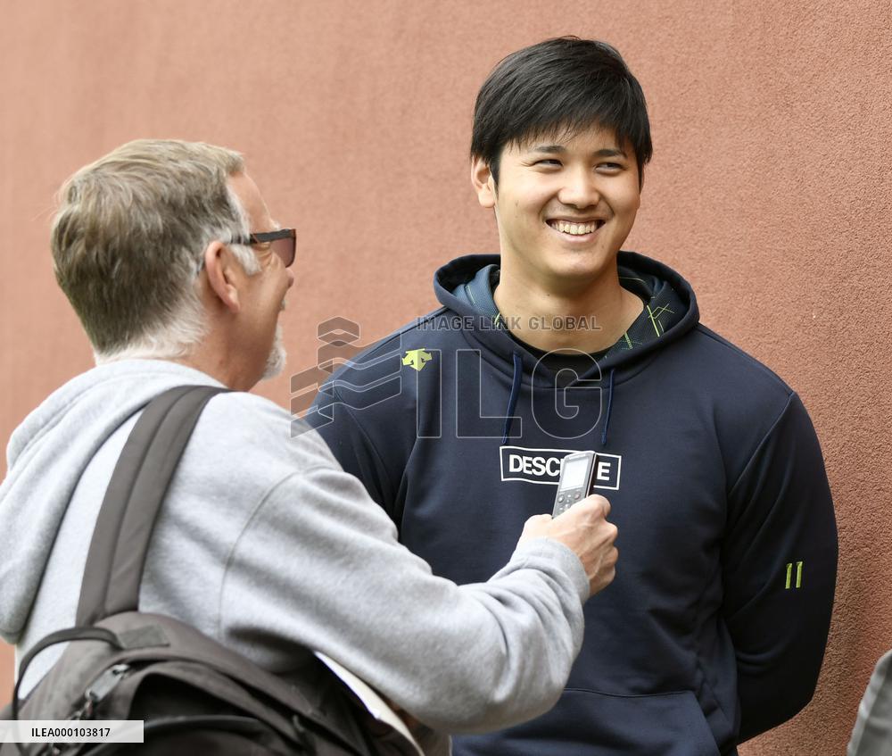 Baseball: Injury-hit star Otani in Arizona