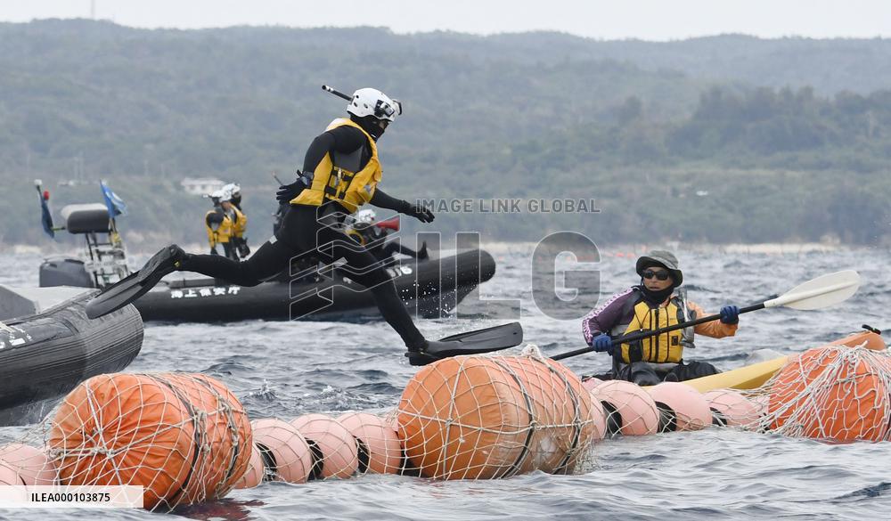 Canoe rally held in protest against base relocation