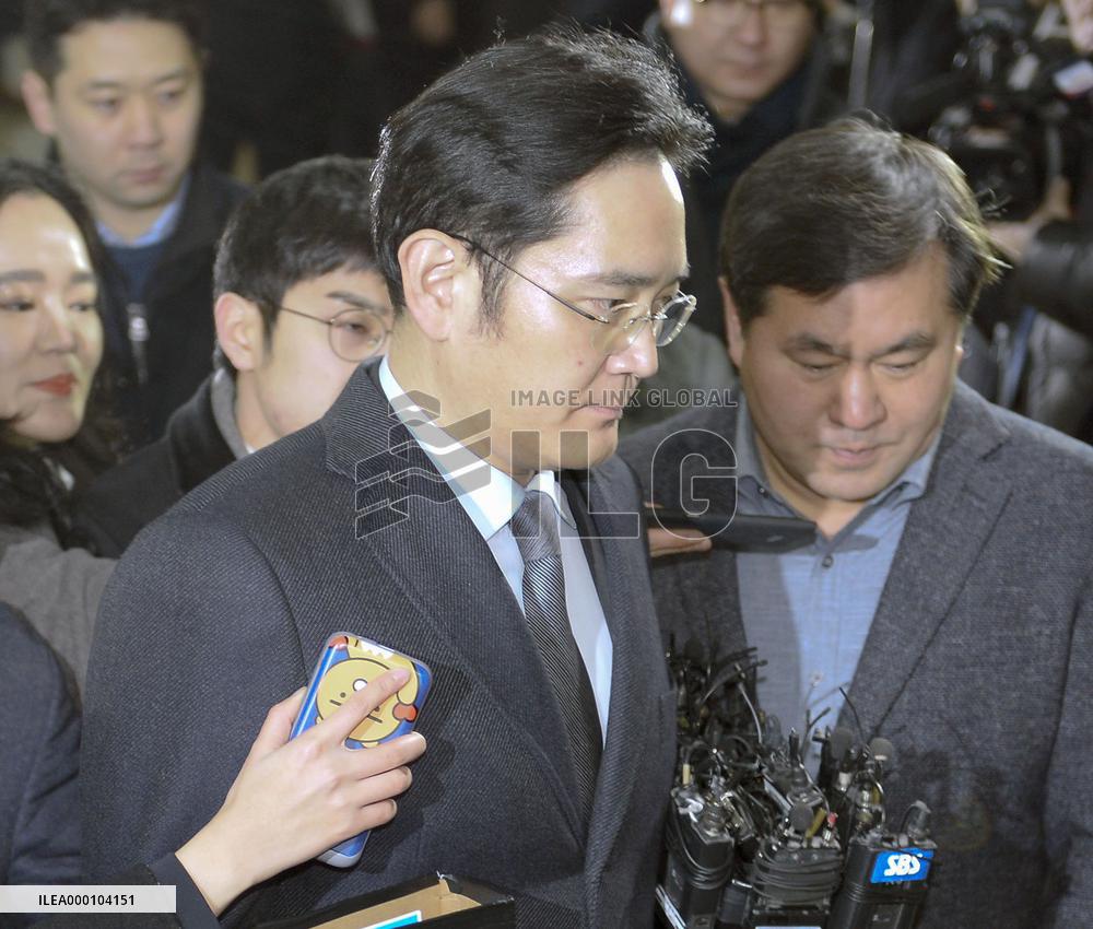 S. Korean prosecutors summon Samsung boss for corruption questioning