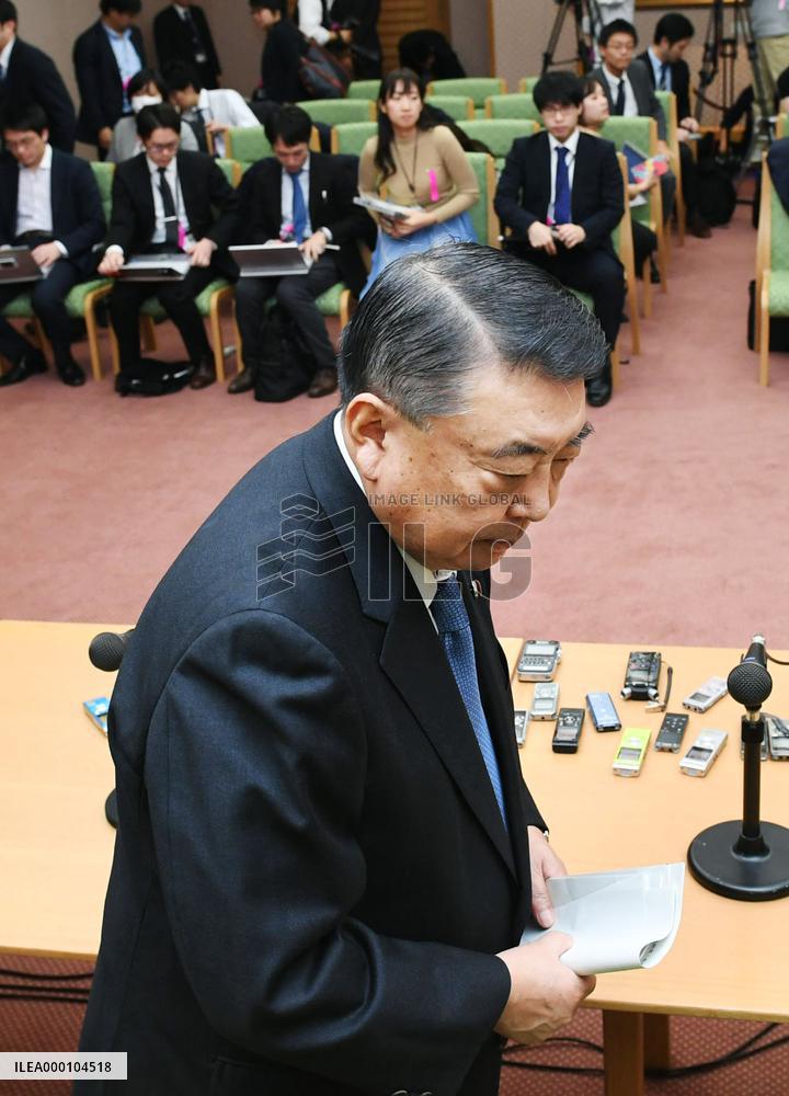 Political parties divided over emperor abdication legislation