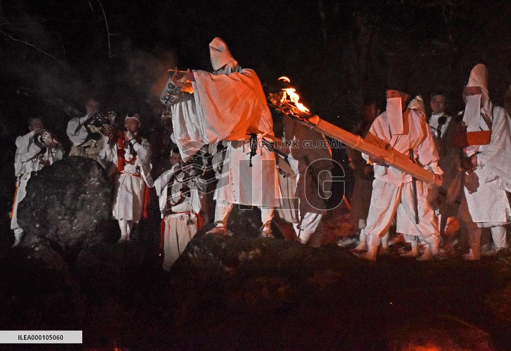 Water poured into river to reach Todaiji temple