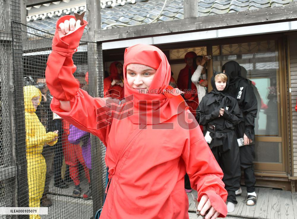 U.S. junior high school students experience ninja tradition