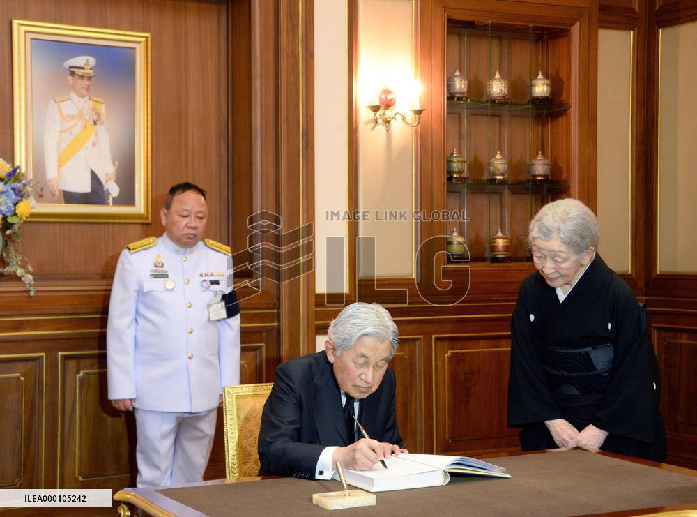 Emperor, empress pay respects to late Thai king