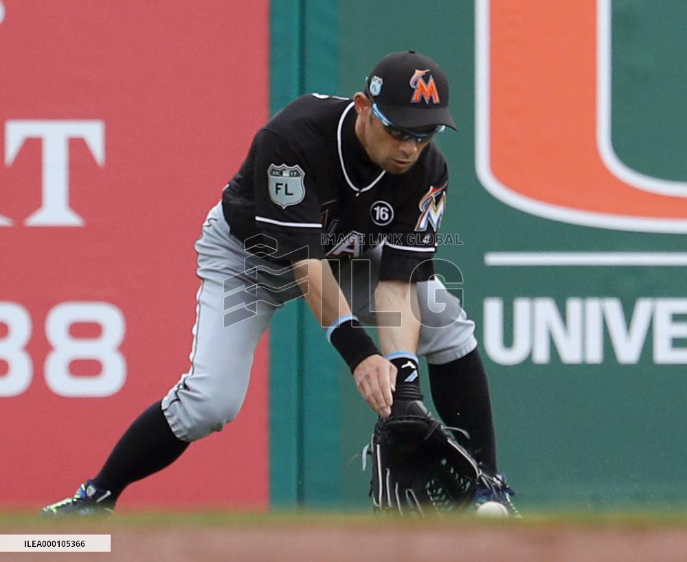 Baseball: Ichiro in pre-season game against Cardinals