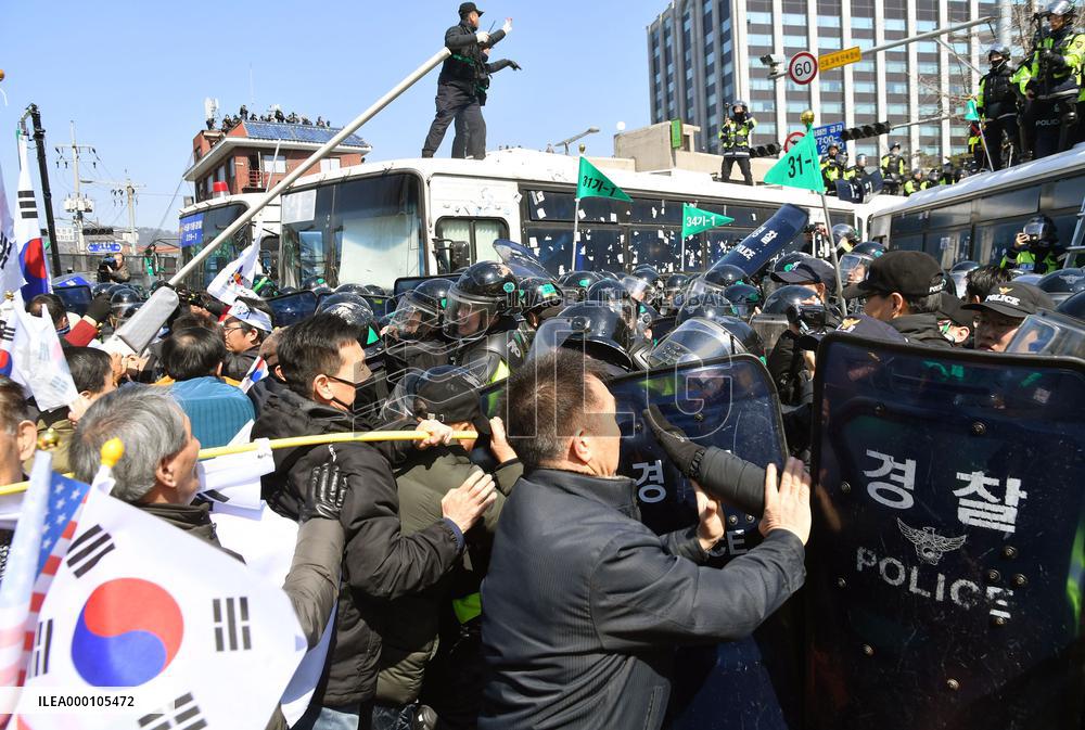 2 S. Korean men die during protest against Park impeachment