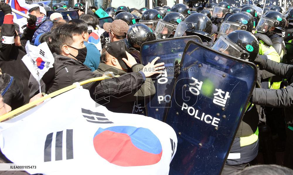 2 S. Korean men die during protest against Park impeachment