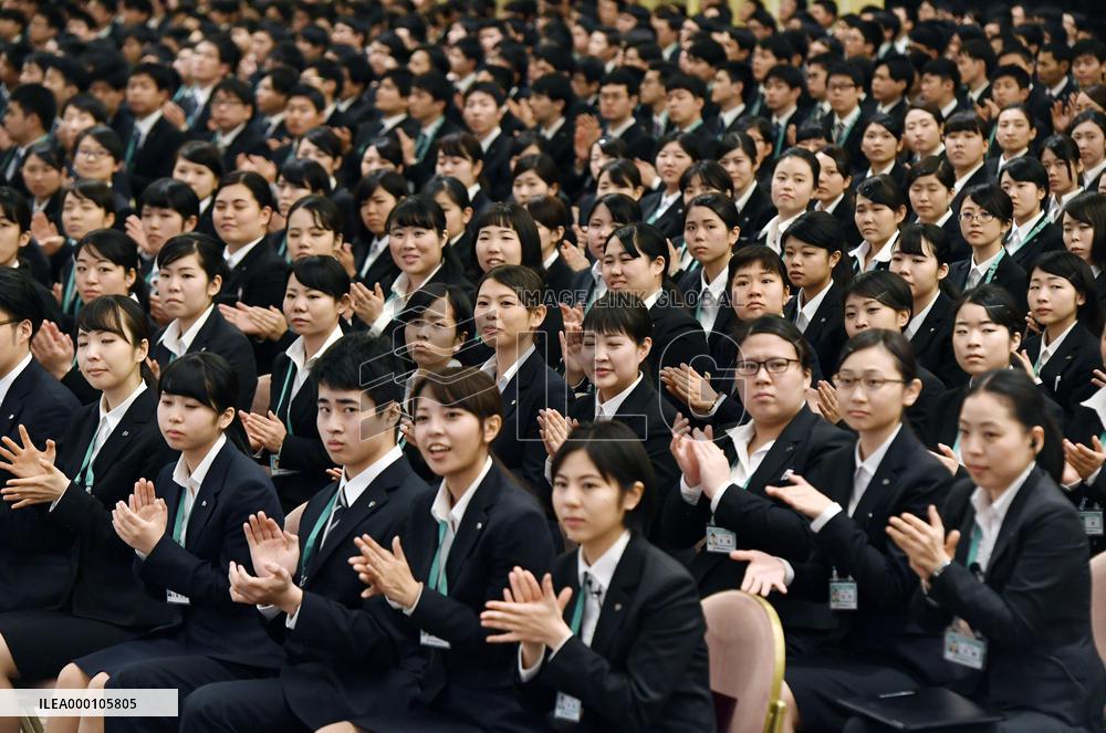 Seven &amp; i holds welcoming ceremony for new employees