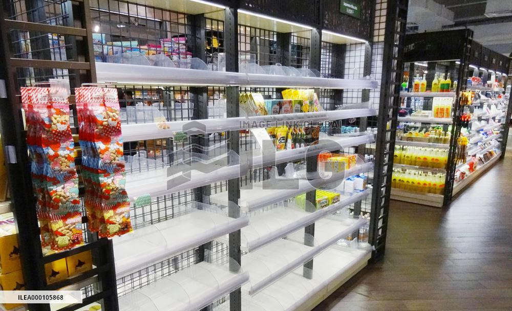 Chinese shops pull Japanese food items from shelves over safety fears