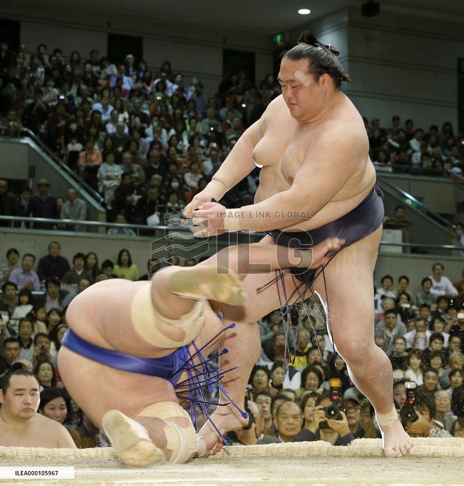 Sumo: Kisenosato, Takayasu remain in lead at Spring tourney