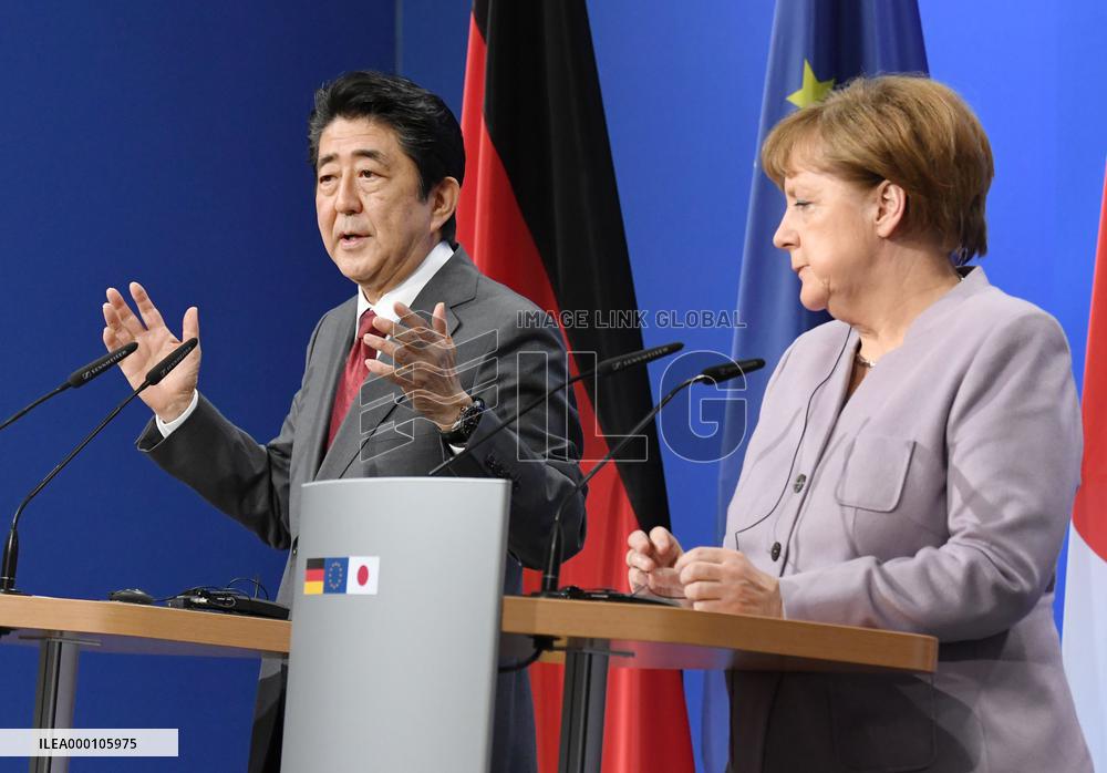 Abe, Merkel agree to work with U.S. in promoting trade