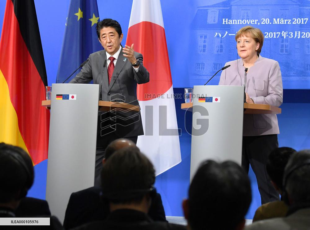 Abe, Merkel agree to work with U.S. in promoting trade