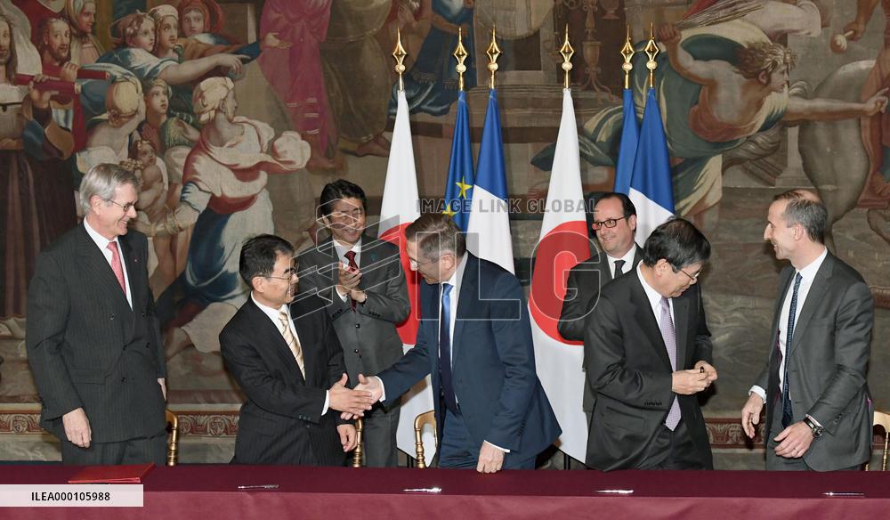 Hollande, Abe attend signing ceremony