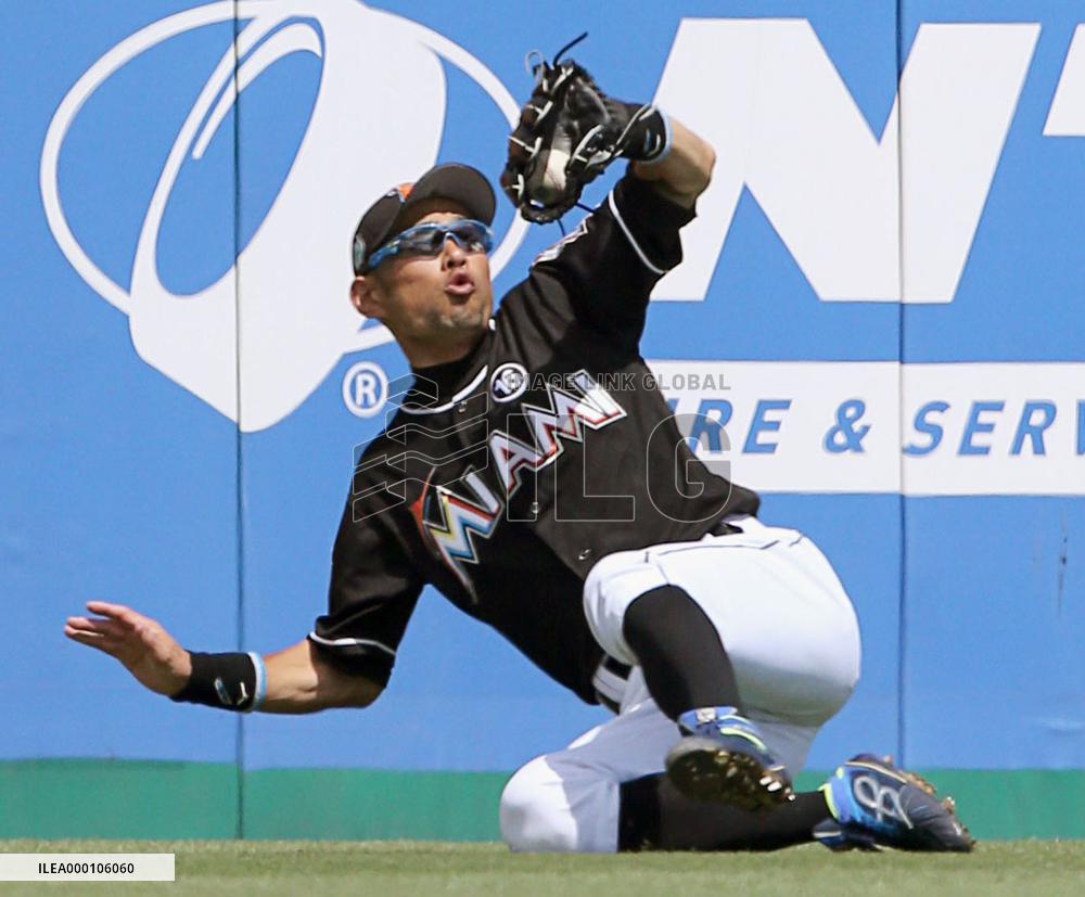 Baseball: Ichiro in preseason game