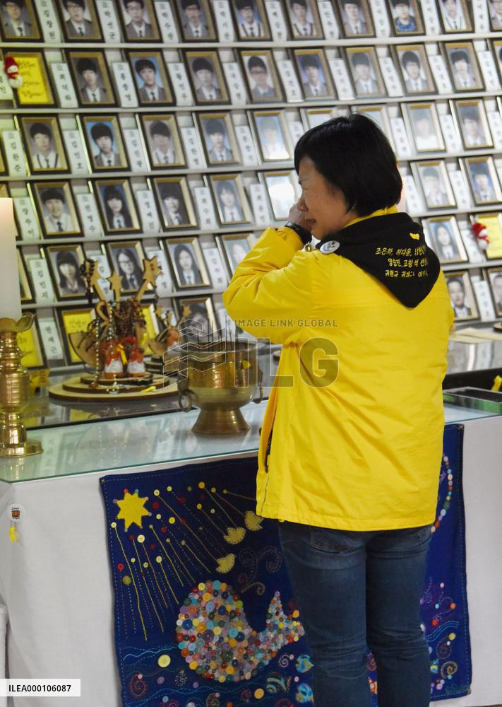 S. Korean gov't to begin efforts Wed. to raise sunken Sewol ferry