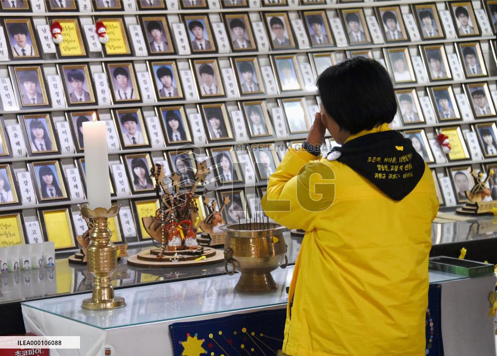 S. Korean gov't to begin efforts Wed. to raise sunken Sewol ferry