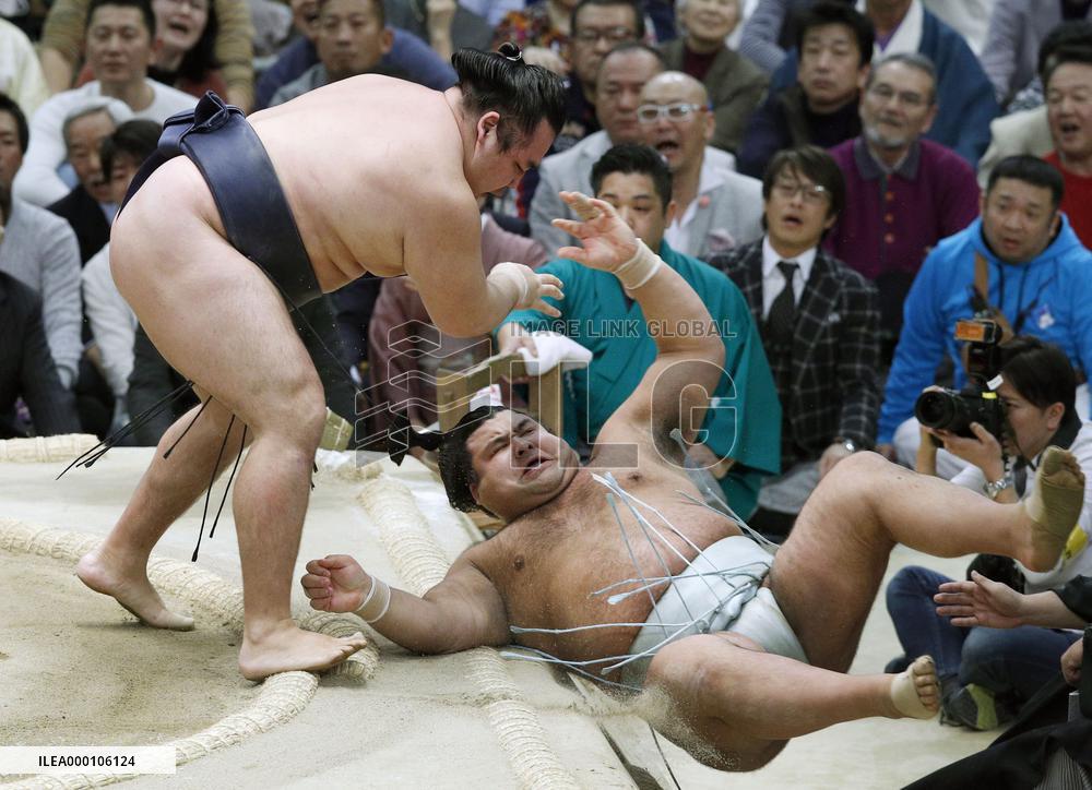 Sumo: Takayasu loss leaves Kisenosato in command