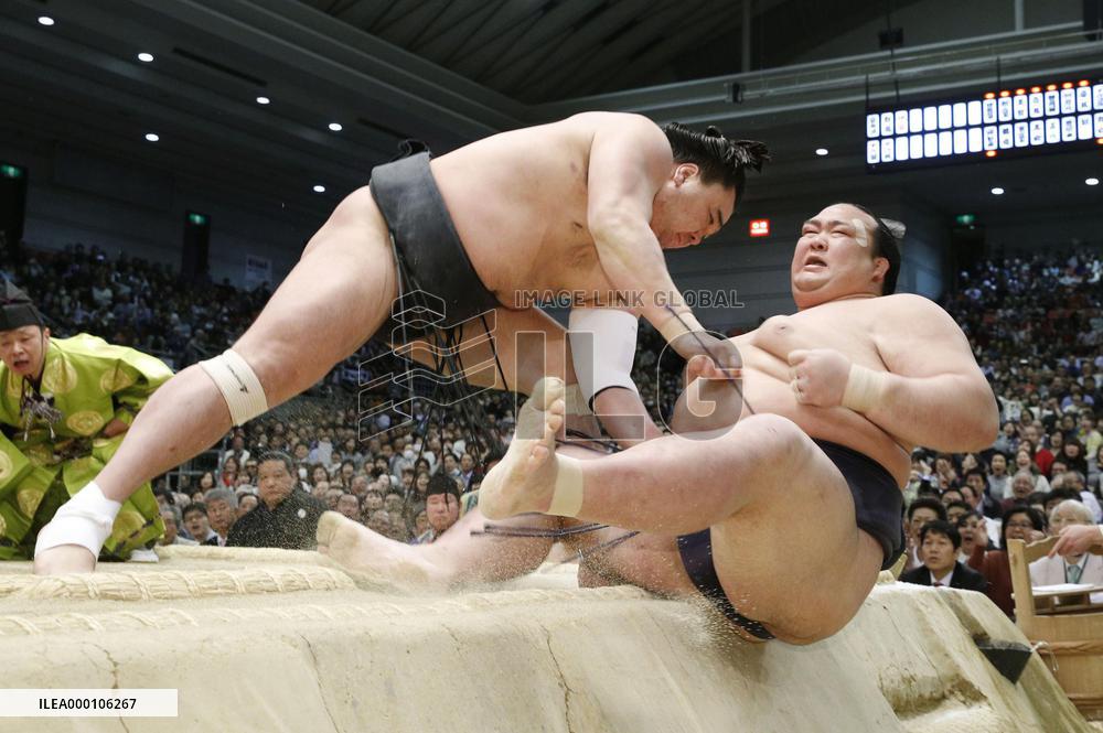 Sumo: Harumafuji hands Kisenosato 1st defeat at Spring tourney