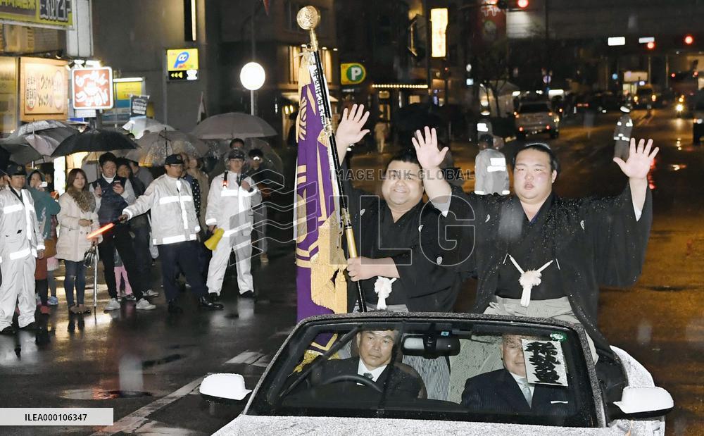 Sumo: Kisenosato comes from behind to win Spring title