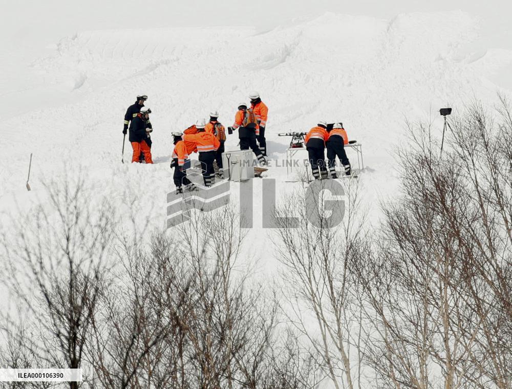 7 high school boys, 1 teacher die in avalanche in climbing lesson