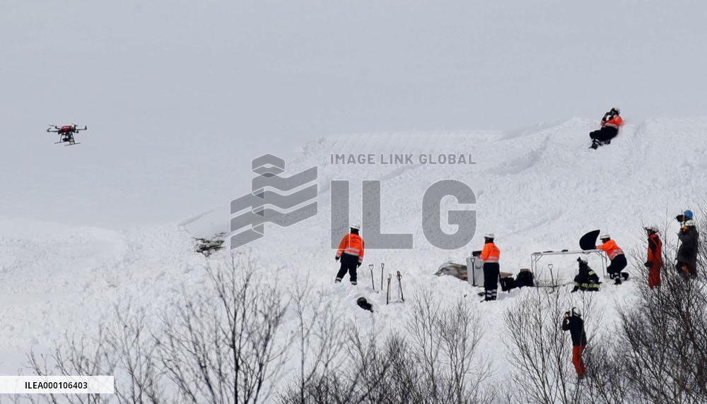 7 high school boys, 1 teacher die in avalanche in climbing lesson