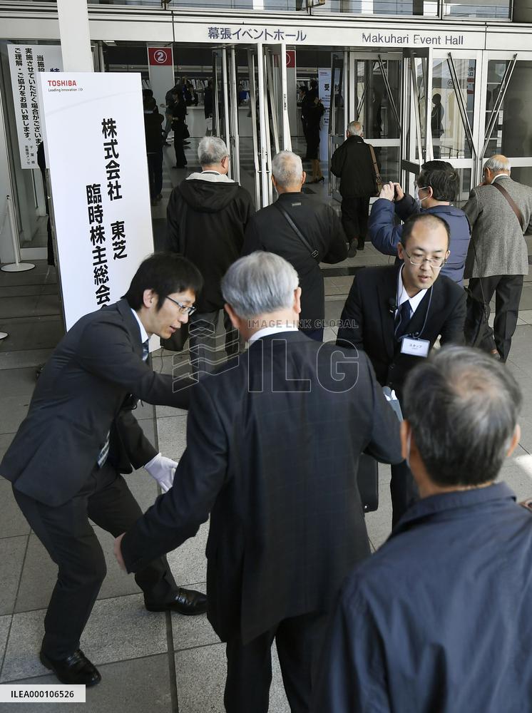 Toshiba explains chip business spin-off to shareholders