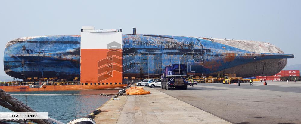 Ill-fated ferry discharged on S. Korean port