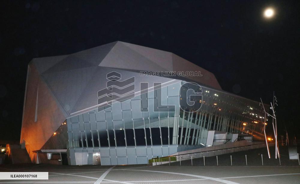 Man dies at theater in Disney Resort while examining wires