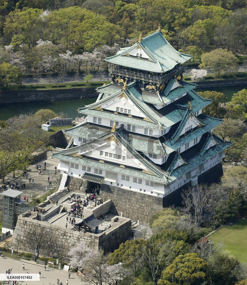 Osaka Castle draws record visitors in FY 2016