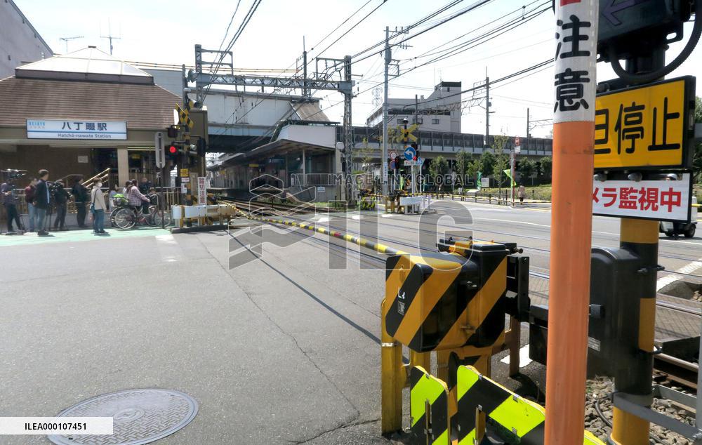 2 men killed by train in failed level crossing rescue attempt