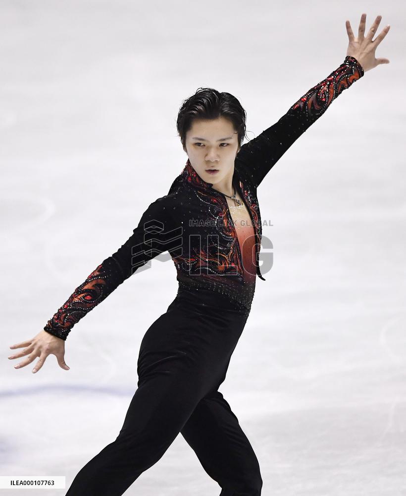 Uno performs at Team Trophy