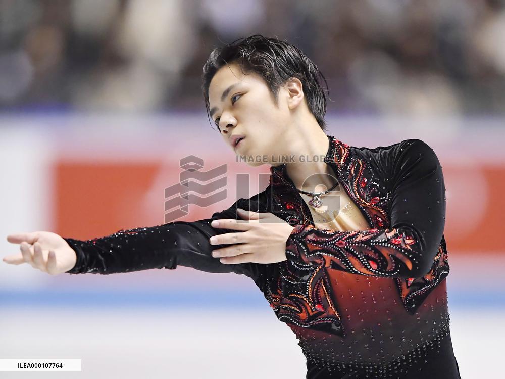 Uno performs at Team Trophy