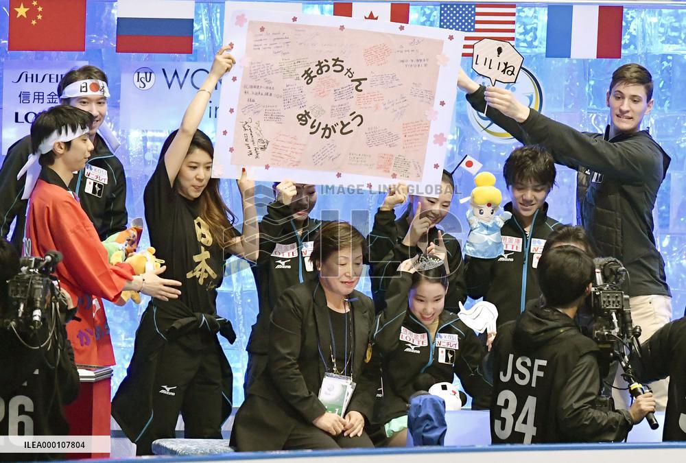 Japanese figure skaters honor Asada