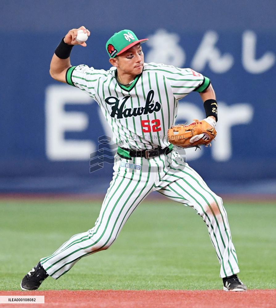 Baseball: Kawasaki makes winning return on throwback night