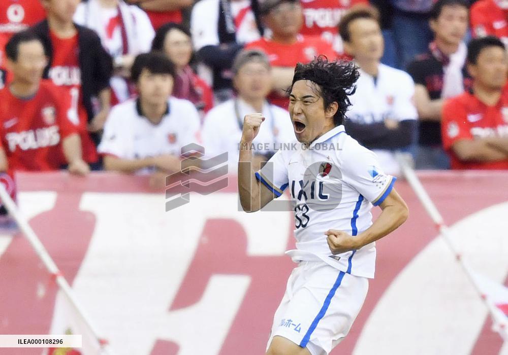 Soccer: Kashima beat Urawa again, move into J-League lead