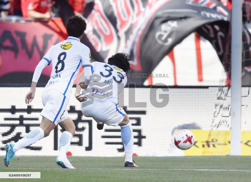 Soccer: Kashima beat Urawa again, move into J-League lead